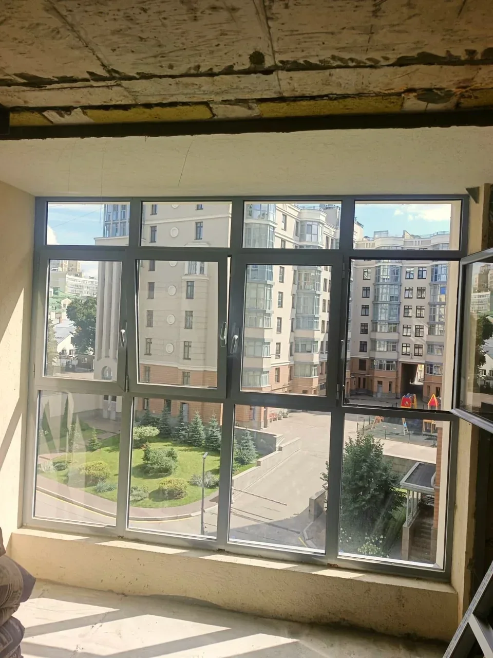 Панорамное остекление с видом на жилой квартал