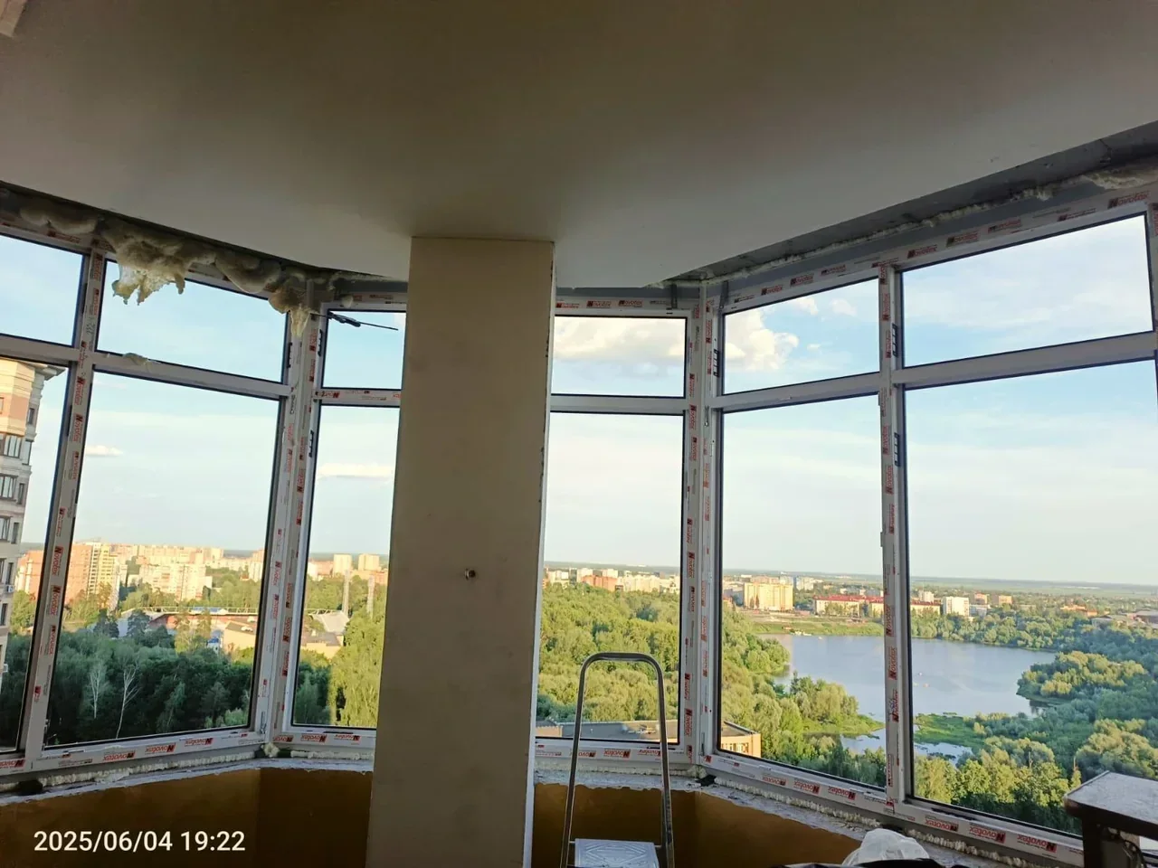 Панорамные окна с видом на город и реку